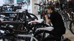 Fahrradmechaniker bei der Arbeit in der Werkstatt von Radsport Demmel